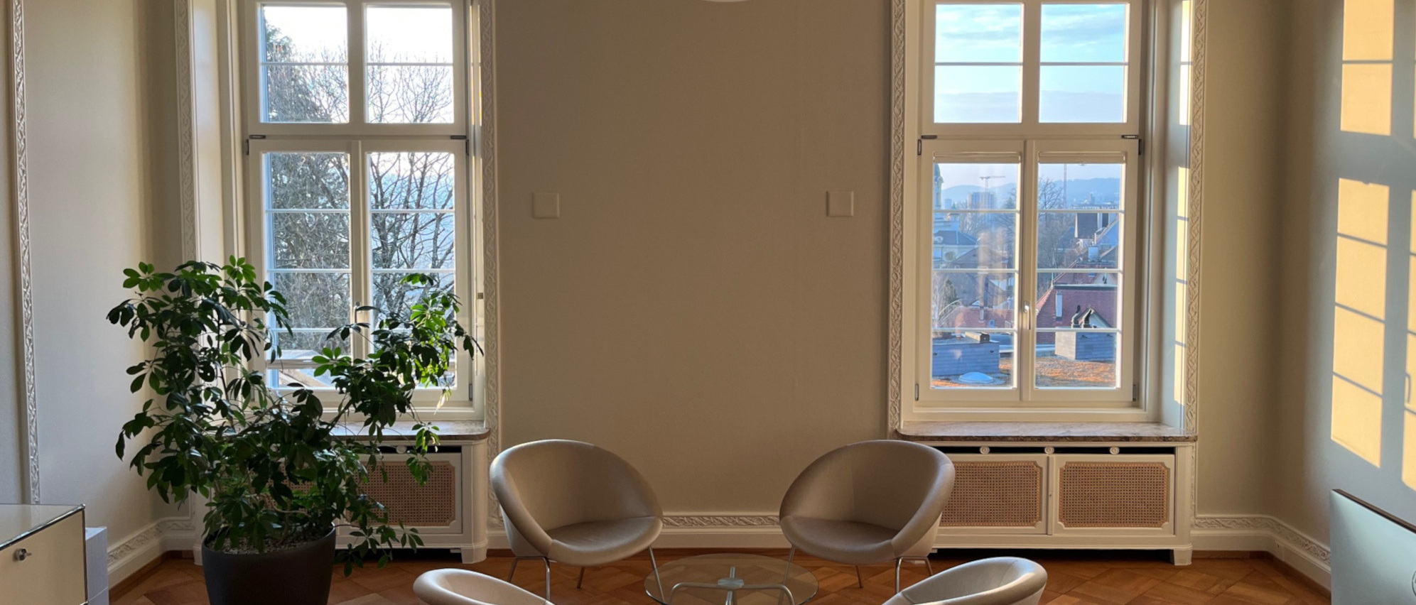Behandlungszimmer für Psychiater mit Namen Musikzimmer in der Praxis WeTreat am Zürichberg.