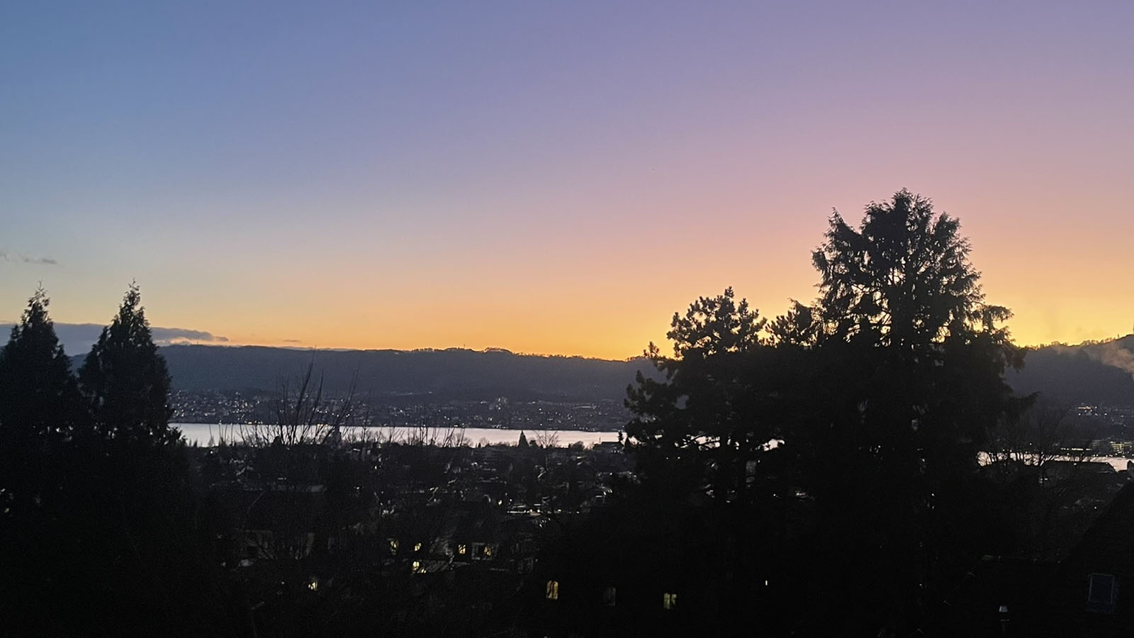Aussicht: Zürichsee mit Abenddämmerung